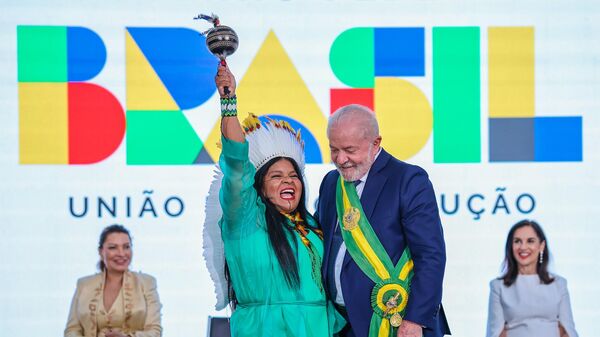 Sonia Guajajara toma posse como ministra dos Povos Indígenas ao lado de Luiz Inácio Lula da Silva (PT). Brasília (DF), 2 de janeiro de 2023 - Sputnik Brasil