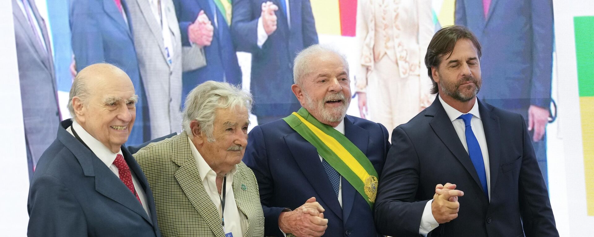 O presidente Luiz Inácio Lula da Silva ao lado do presidente do Uruguai, Lacalle Pou, e dos ex-presidentes uruguaios Julio María Sanguinetti e José Pepe Mujica. Brasília, 1º de janeiro de 2023 - Sputnik Brasil, 1920, 06.01.2023