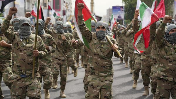 Membros da força paramilitar Basij marcham durante o comício anual pró-palestino Al-Quds, ou Jerusalém, enquanto cobrem seus rostos no estilo de militantes palestinos e libaneses em Teerã. Irã, 29 de abril de 2022 - Sputnik Brasil
