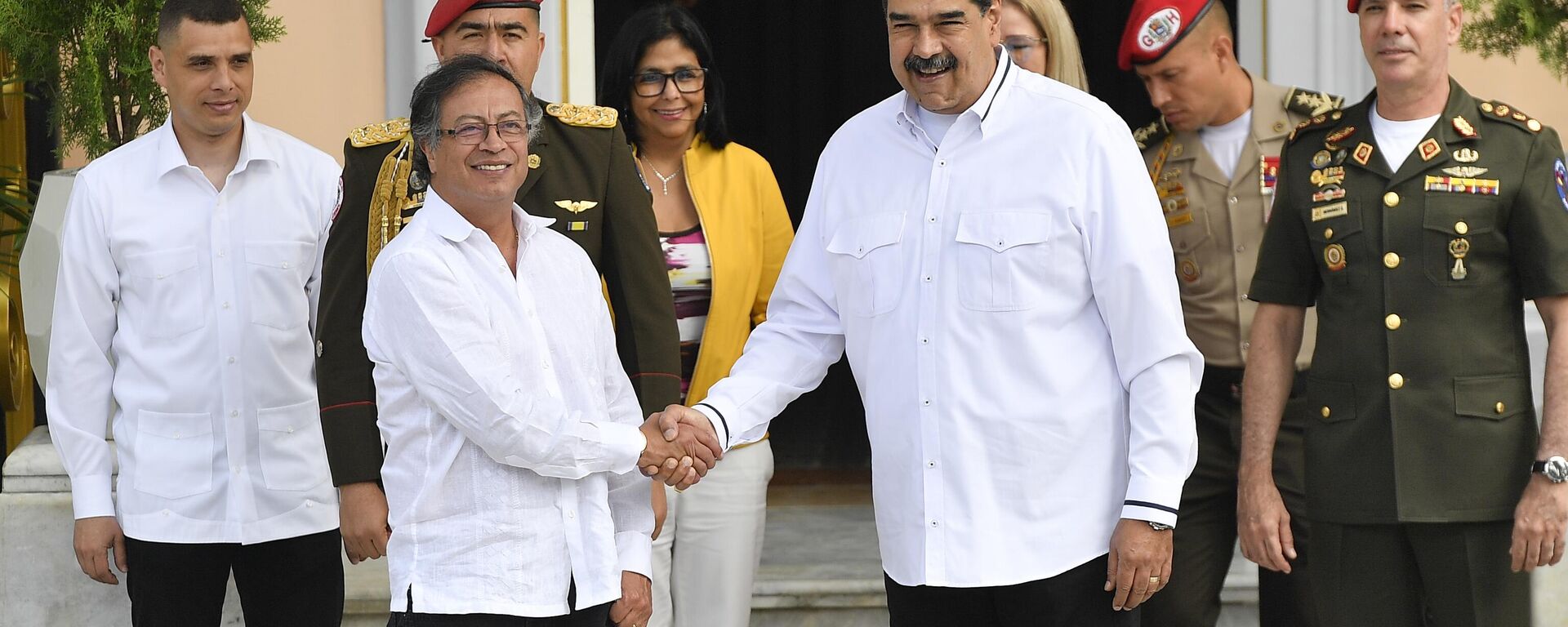 O presidente da Colômbia, Gustavo Petro, à esquerda, aperta a mão do presidente da Venezuela, Nicolás Maduro, enquanto posam para fotógrafos, no Palácio Presidencial de Miraflores, em Caracas, Venezuela, 7 de janeiro de 2023 - Sputnik Brasil, 1920, 28.10.2025