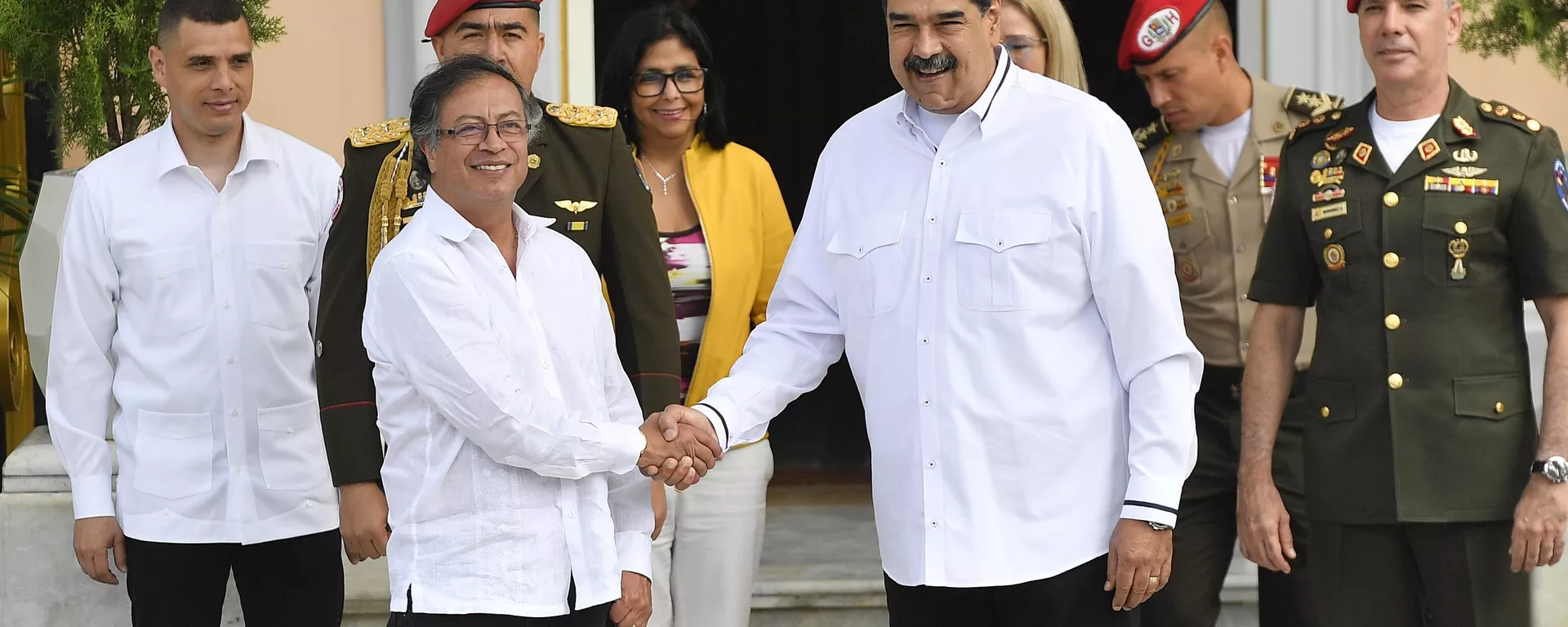 O presidente da Colômbia, Gustavo Petro, à esquerda, aperta a mão do presidente da Venezuela, Nicolás Maduro, enquanto posam para fotógrafos, no Palácio Presidencial de Miraflores, em Caracas, Venezuela, 7 de janeiro de 2023 O presidente da Colômbia, Gustavo Petro, à esquerda, aperta a mão do presidente da Venezuela, Nicolás Maduro, enquanto posam para fotógrafos, no Palácio Presidencial de Miraflores, em Caracas, Venezuela, 7 de janeiro de 2023 - Sputnik Brasil, 1920, 28.10.2025