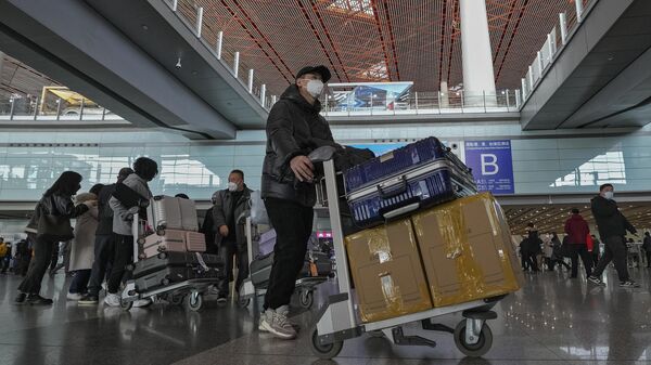 Passageiros de Hong Kong chegam ao Aeroporto Internacional da Capital Pequim, em Pequim, China, 8 de janeiro de 2023 - Sputnik Brasil