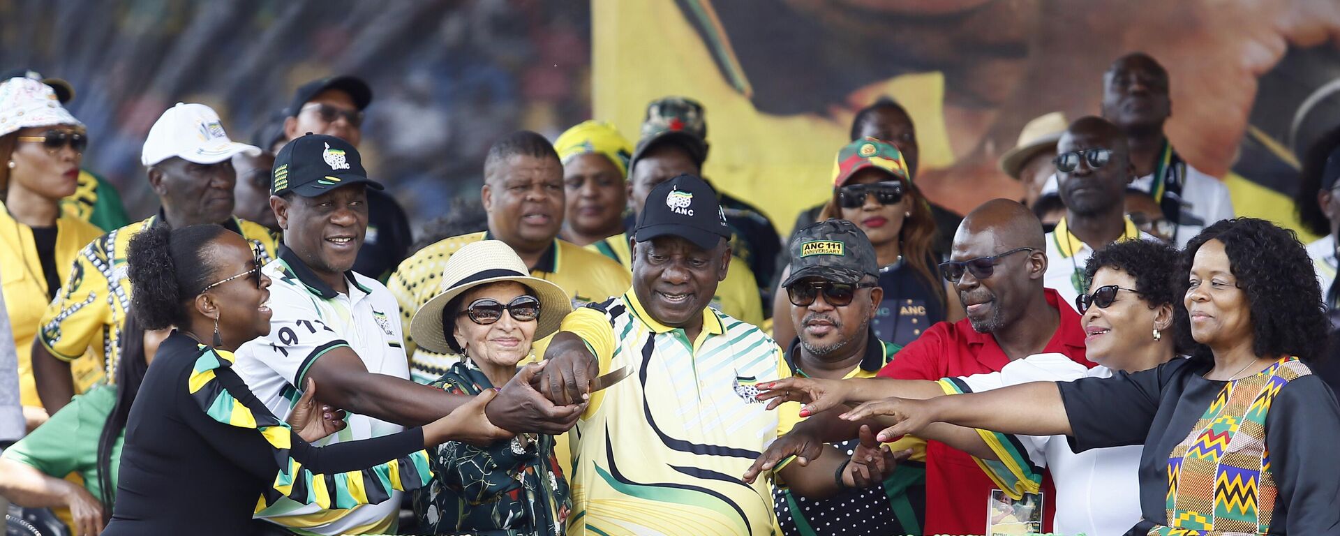 O presidente do Congresso Nacional Africano (ANC, na siglas em inglês), Cyril Ramaphosa, corta um bolo com apoiadores no estádio Dr Molemela, em Mangaung, África do Sul, 8 de janeiro de 2023 - Sputnik Brasil, 1920, 08.01.2023