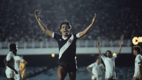 Roberto Dinamite, então jogador do Vasco, após marcar um gol no Maracanã. Ao todo, fez 708 gols pelo clube carioca, em 1.110 jogos - Sputnik Brasil