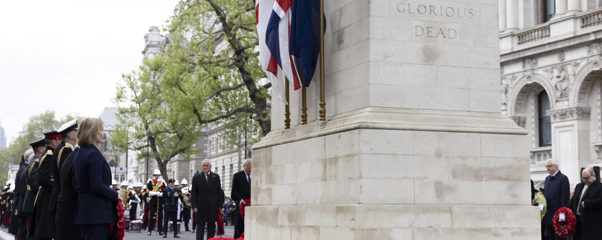 Militares britânicos e Liz Truss, secretária das Relações Exteriores do Reino Unido (mais à direita no canto esquerdo), durante cerimônia de celebração do Dia de Anzac, Londres, Reino Unido, 25 de abril de 2022 - Sputnik Brasil, 1920, 26.05.2024