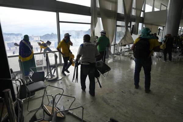 Manifestantes bolsonaristas invadem e depredam Palácio do Planalto. Brasília, Distrito Federal, 8 de janeiro de 2023 - Sputnik Brasil