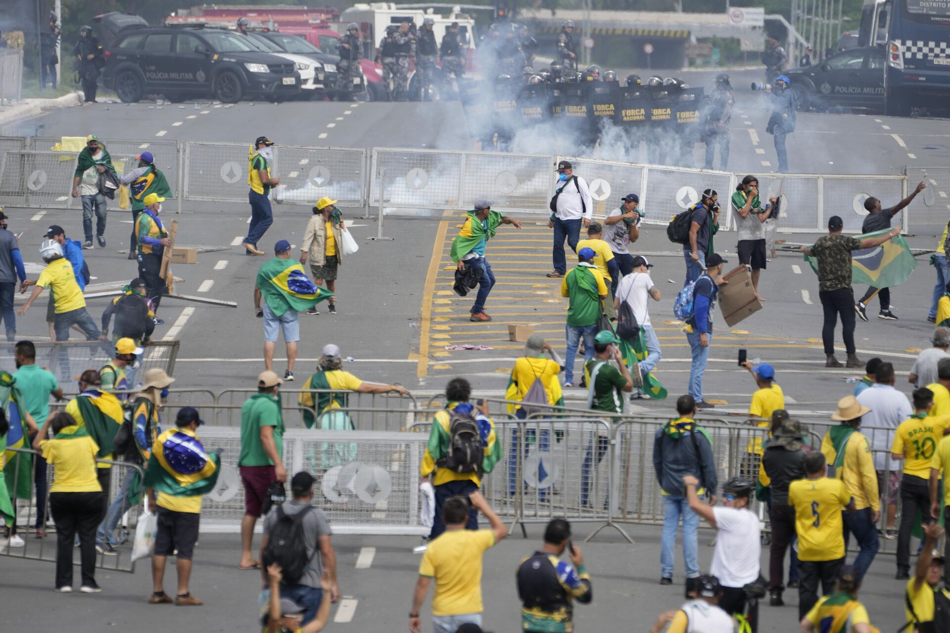 Manifestantes bolsonaristas entram em confronto com a polícia em meio à invasão de prédios públicos na capital brasileira. Brasília (DF), 8 de janeiro de 2023 - Sputnik Brasil, 1920, 08.01.2023