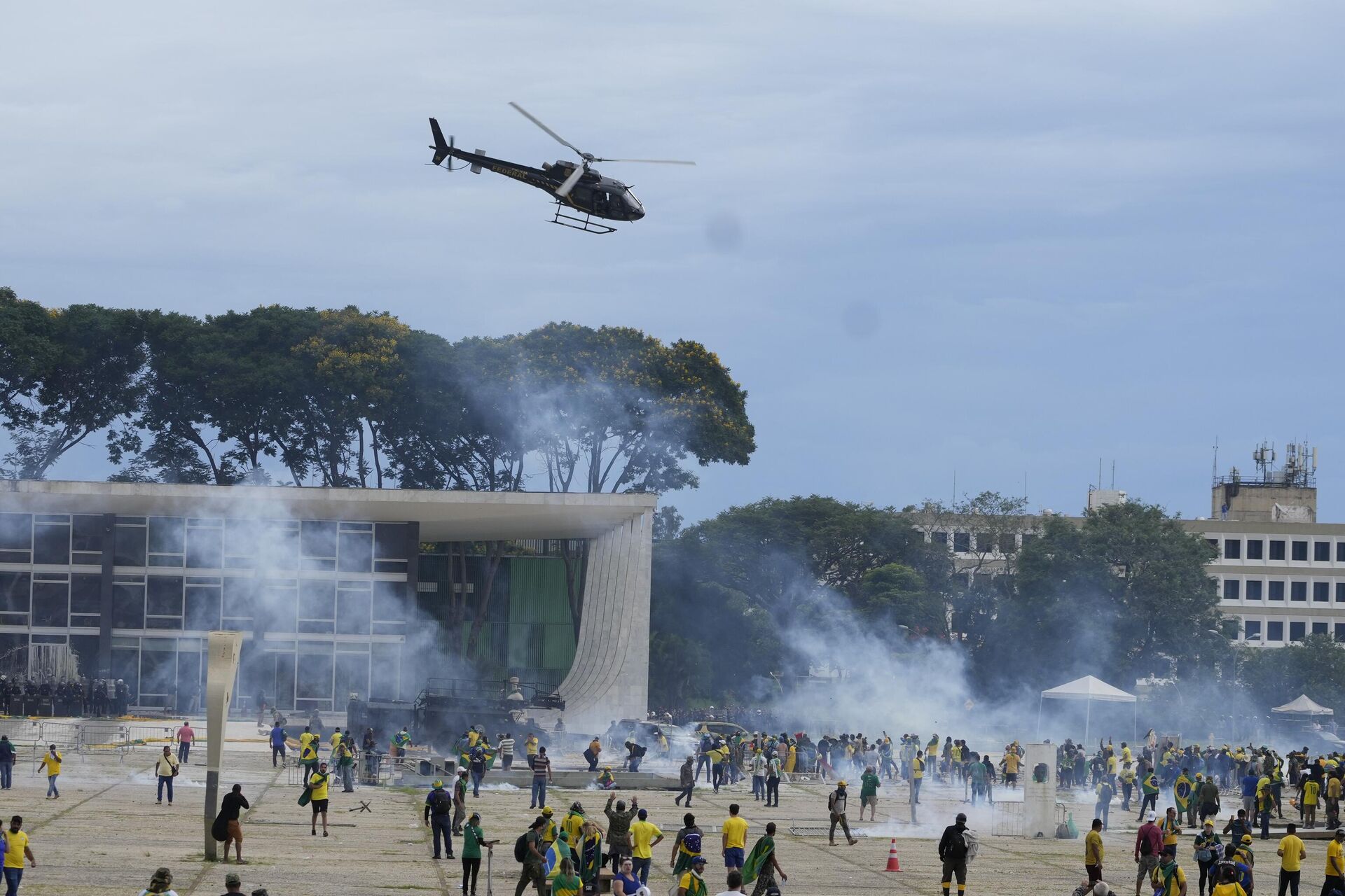 Manifestantes bolsonaristas entram em confronto com a polícia em meio à invasão de prédios públicos na capital brasileira. Brasília (DF), 8 de janeiro de 2023 - Sputnik Brasil, 1920, 09.01.2023