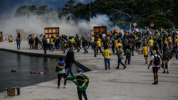 Manifestantes bolsonaristas entram em confronto com a polícia em meio à invasão da Praça dos Três Poderes e de prédios públicos na capital brasileira. Brasília (DF), 8 de janeiro de 2023 (foto de arquivo) - Sputnik Brasil