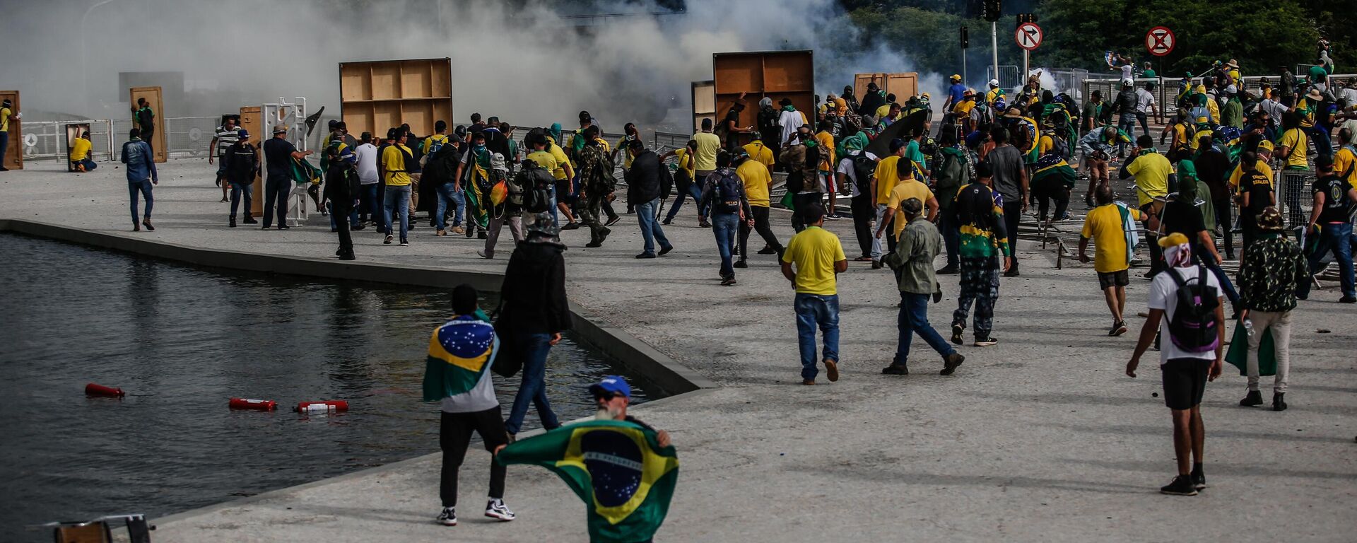 Manifestantes bolsonaristas entram em confronto com a polícia em meio à invasão da Praça dos Três Poderes e de prédios públicos na capital brasileira. Brasília (DF), 8 de janeiro de 2023 - Sputnik Brasil, 1920, 20.11.2024