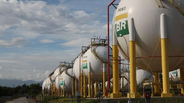 Esferas de armazenamento de gás liquefeito de petróleo (GLP) da Refinaria Duque de Caxias (Reduc), da Petrobras. Duque de Caxias (RJ), 20 de março de 2013 (foto de arquivo) - Sputnik Brasil