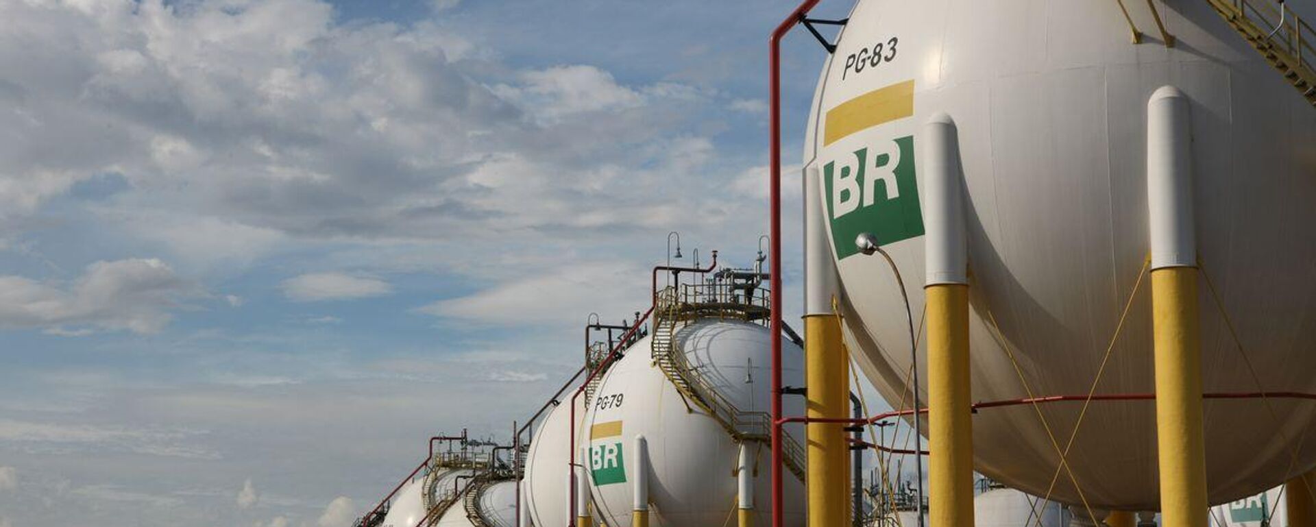 Esferas de armazenamento de gás liquefeito de petróleo (GLP) da Refinaria Duque de Caxias (Reduc), da Petrobras. Duque de Caxias (RJ), 20 de março de 2013 - Sputnik Brasil, 1920, 01.12.2023