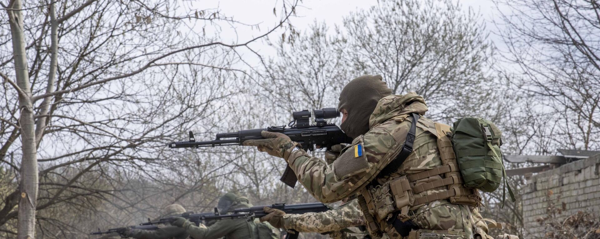 Soldados ucranianos da 103ª Brigada da Defesa Territorial das Forças Armadas em treinamento no oeste na Ucrânia, perto da cidade de Lvov, 29 de março de 2022 - Sputnik Brasil, 1920, 04.04.2023