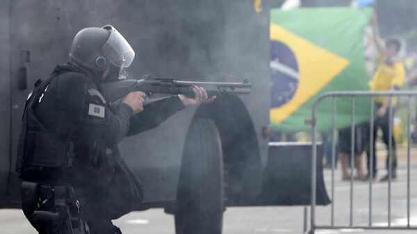 Polícia dispersa manifestantes pró-Bolsonaro no Brasil   - Sputnik Brasil