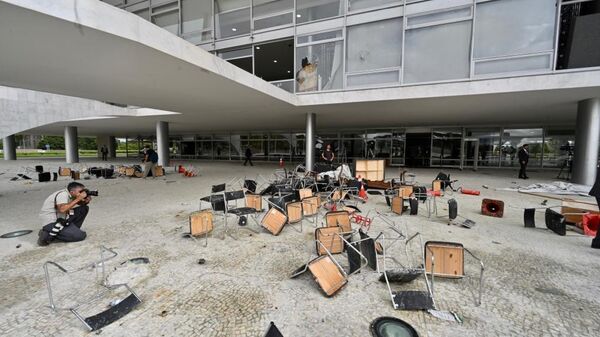 Cadeiras que foram lançadas para fora do Palácio do Planalto por bolsonaristas radicais em invasão a prédios dos Três Poderes. Brasília, 8 de janeiro de 2023 - Sputnik Brasil