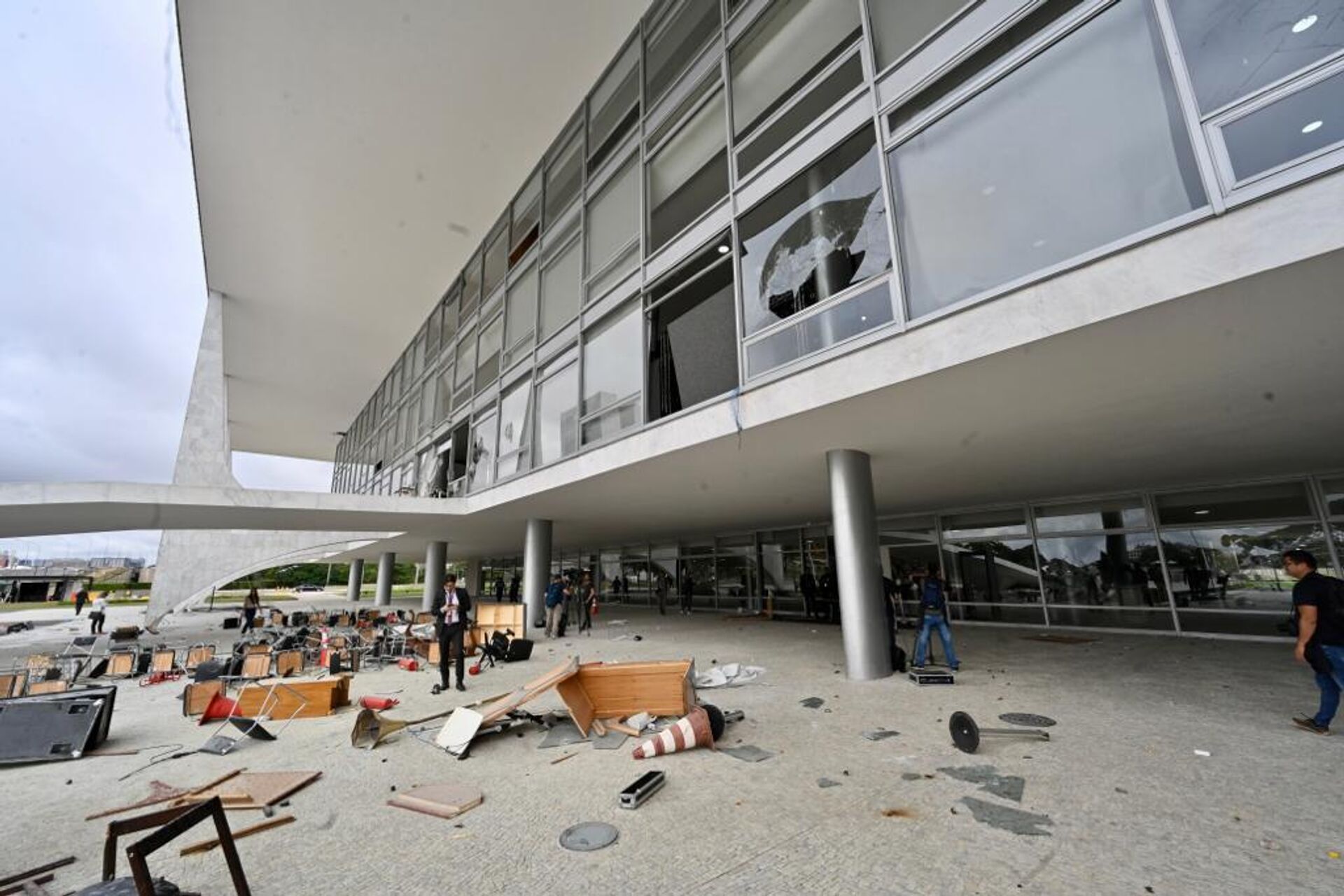 Cadeiras, mesas e outros móveis vandalizados na invasão do Palácio do Planalto. Brasília (DF), 8 de janeiro de 2023 - Sputnik Brasil, 1920, 12.01.2023