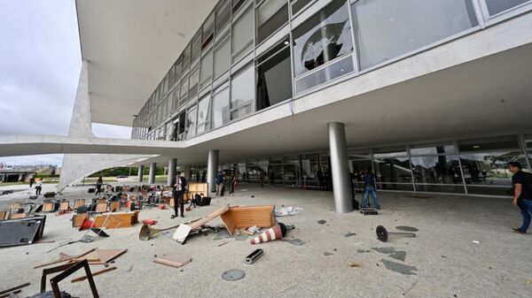 Cadeiras, mesas e outros móveis vandalizados na invasão do Palácio do Planalto. Brasília (DF), 8 de janeiro de 2023 - Sputnik Brasil