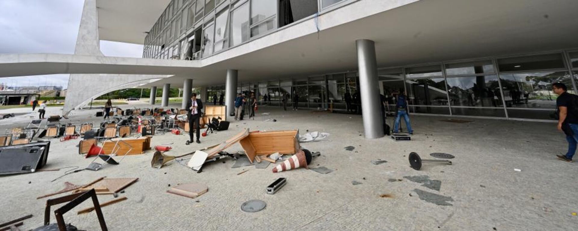 Cadeiras, mesas e outros móveis vandalizados na invasão do Palácio do Planalto. Brasília (DF), 8 de janeiro de 2023 - Sputnik Brasil, 1920, 03.12.2025