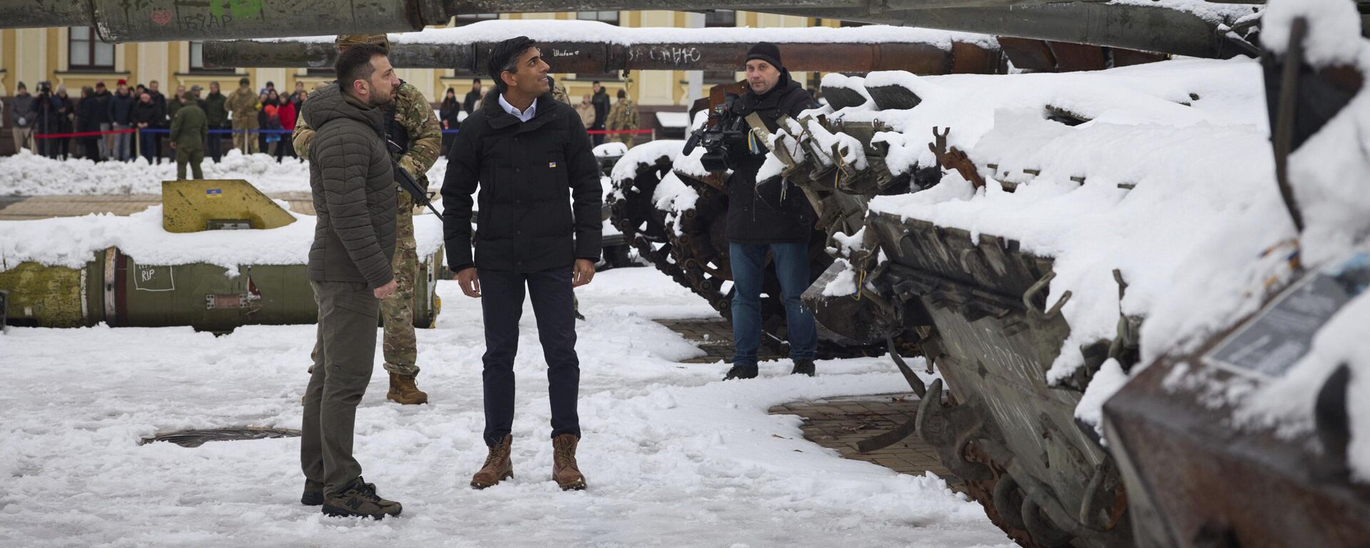 O presidente ucraniano Vladimir Zelensky, à esquerda, e o primeiro-ministro britânico Rishi Sunak observam veículos militares russos destruídos instalados no centro de Kyiv, Ucrânia, 19 de novembro de 2022 - Sputnik Brasil, 1920, 10.01.2023