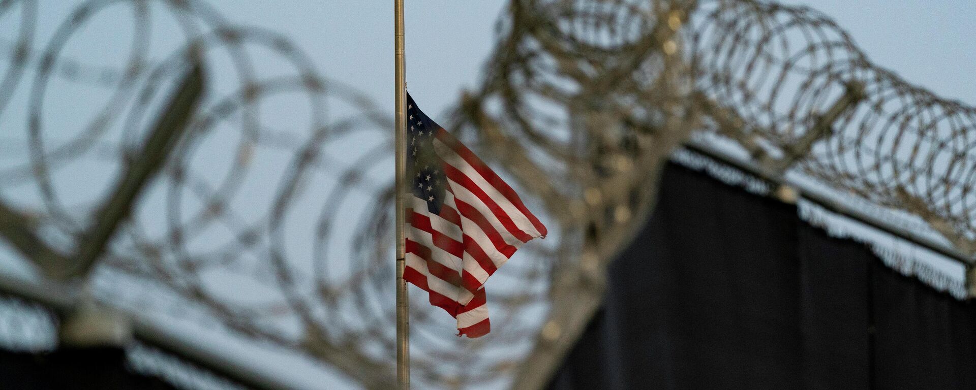 Bandeira tremula a meio mastro em homenagem aos militares dos EUA e outras vítimas mortas em um ataque terrorista em Cabul, no Afeganistão. Acampamento Justice, base naval da baía de Guantánamo, Cuba, 29 de agosto de 2021 - Sputnik Brasil, 1920, 02.07.2023