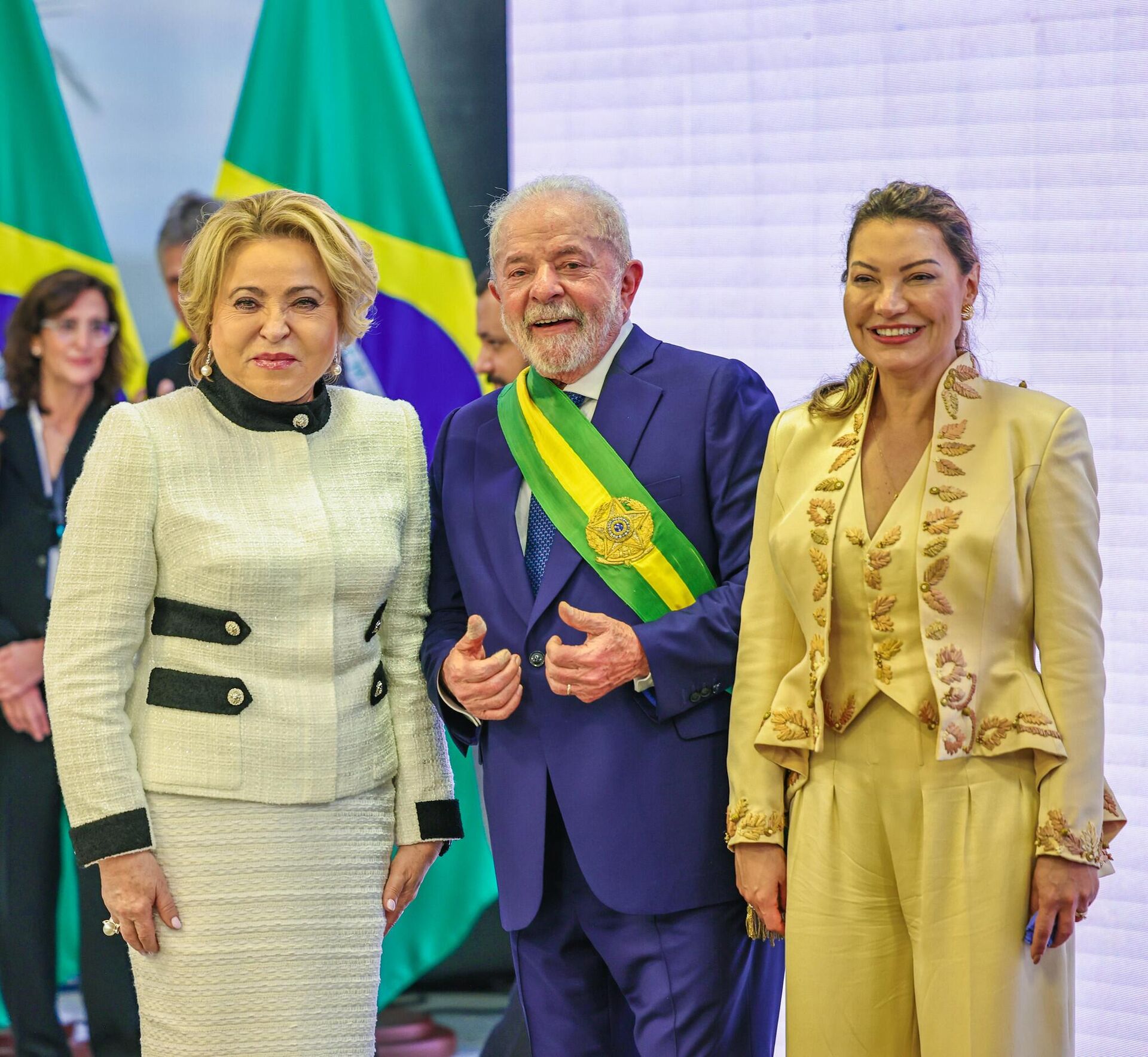 A presidente do Conselho da Federação (câmara alta do Parlamento russo), Valentina Matvienko (à esquerda), dá os cumprimentos ao presidente Luiz Inácio Lula da Silva após a posse, Brasília, 1º de janeiro de 2023 - Sputnik Brasil, 1920, 27.01.2023