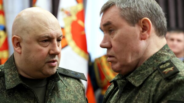 General de exército Sergei Surovikin (à esquerda), então comandante da Força Conjunta de Tropas na área da operação especial na Ucrânia, e o chefe do Estado-Maior da Rússia, general Valery Gerasimov (à direita) - Sputnik Brasil