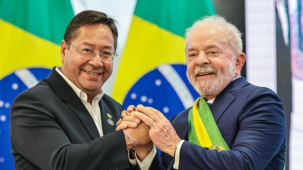 O presidente da Bolívia, Luis Arce, saúda o presidente Luiz Inácio Lula da Silva após a posse do mandatário brasileiro. Brasília, 1º de janeiro de 2023 - Sputnik Brasil