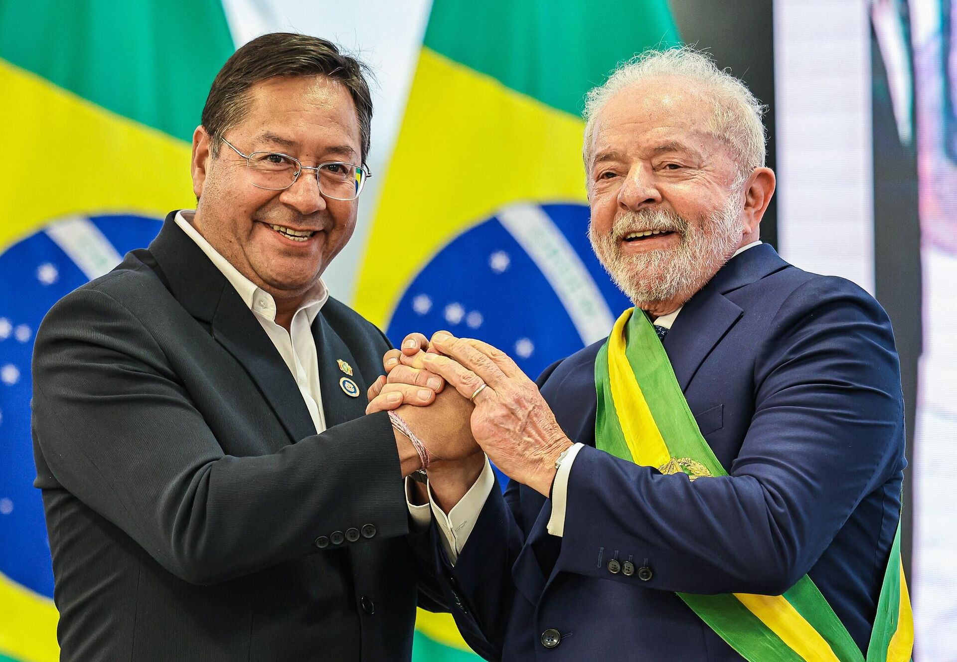 O presidente da Bolívia, Luis Arce, saúda o presidente Luiz Inácio Lula da Silva após a posse do mandatário brasileiro. Brasília, Brasil, 1º de janeiro de 2023 - Sputnik Brasil, 1920, 11.01.2023