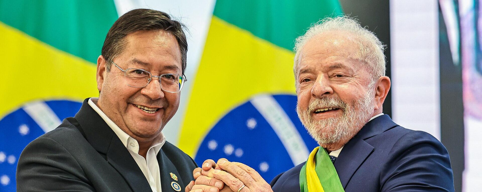 O presidente da Bolívia, Luis Arce, saúda o presidente Luiz Inácio Lula da Silva após a posse do mandatário brasileiro. Brasília, 1º de janeiro de 2023 - Sputnik Brasil, 1920, 08.07.2024