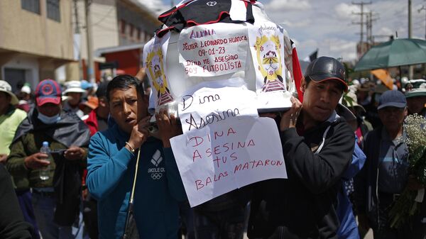Peruanos carregam caixões de vítimas da repressão com mensagens contra a presidente Dina Boluarte. Juliaca, 11 de janeiro de 2023 - Sputnik Brasil