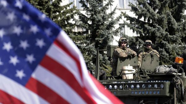 A bandeira dos EUA tremula enquanto um comboio do exército dos EUA chega a Praga, República Tcheca, 30 de março de 2015 - Sputnik Brasil