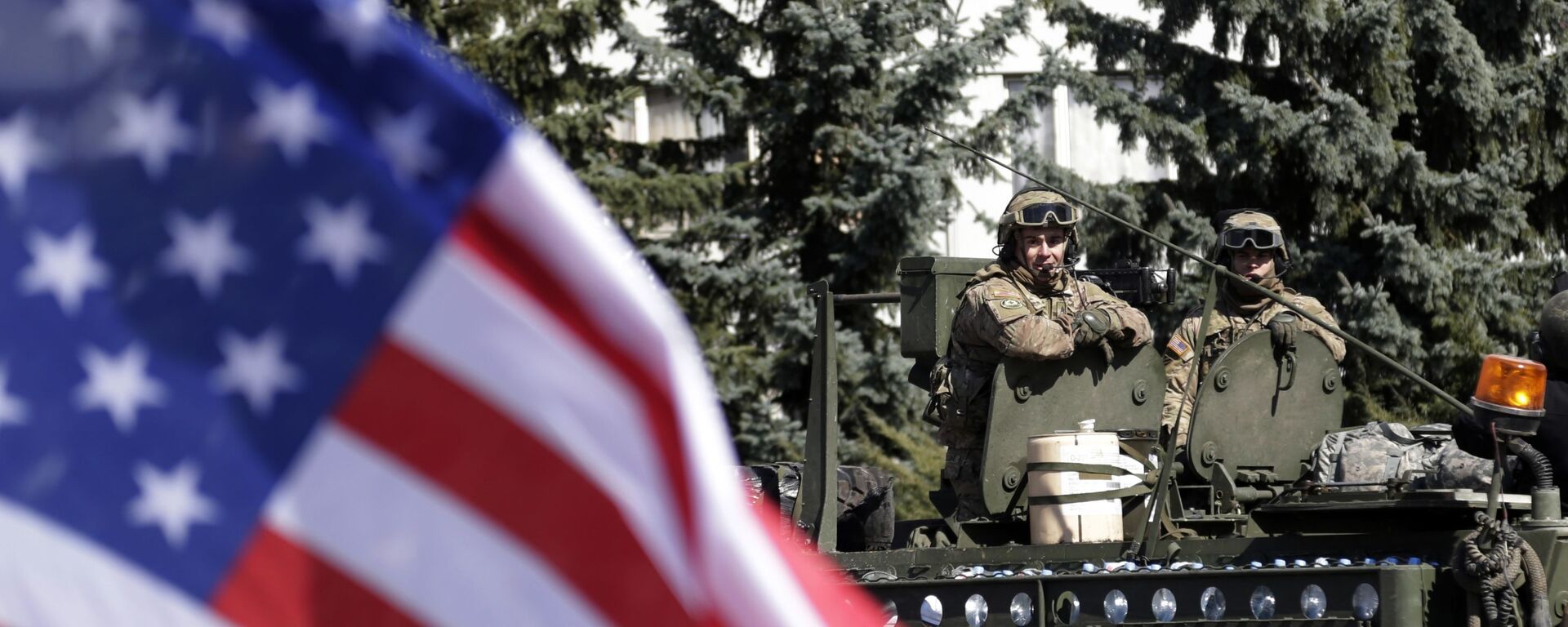 A bandeira dos EUA tremula enquanto um comboio do exército dos EUA chega a Praga, República Tcheca, 30 de março de 2015 - Sputnik Brasil, 1920, 14.03.2026