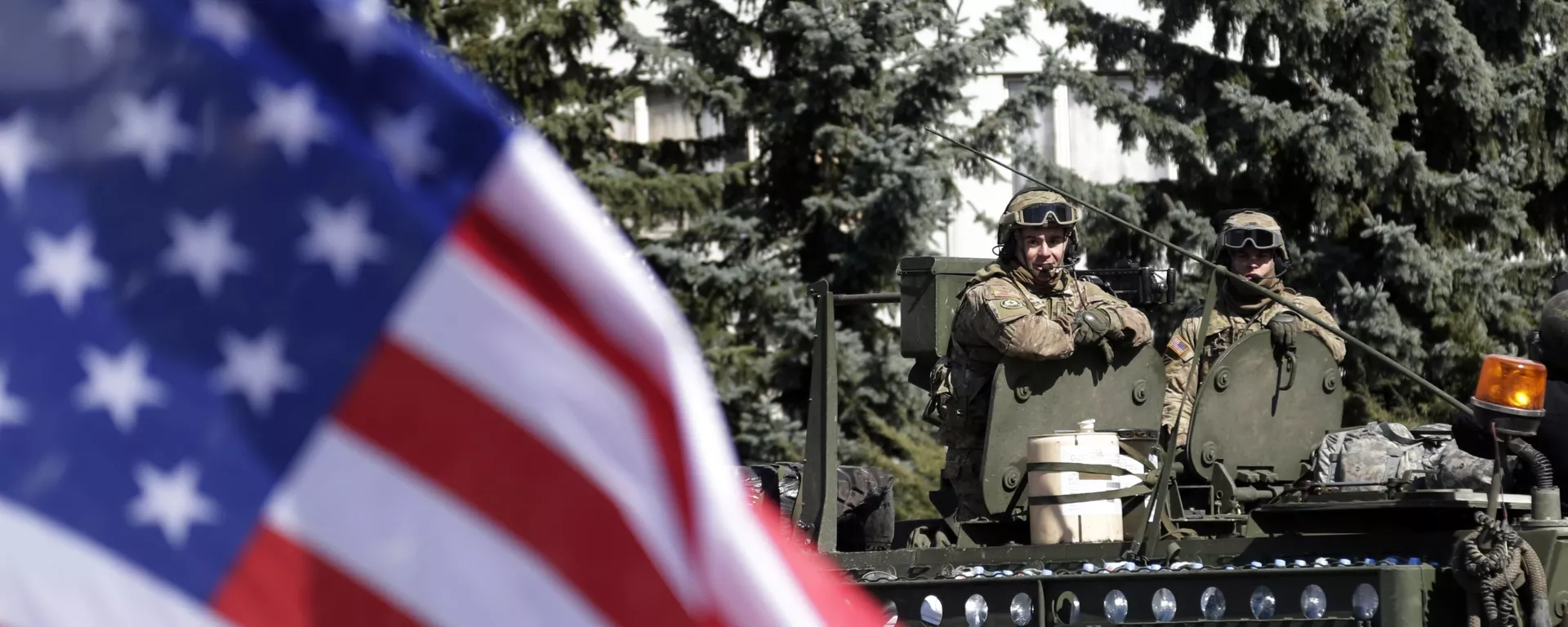 A bandeira dos EUA tremula enquanto um comboio do exército dos EUA chega a Praga, República Tcheca, 30 de março de 2015 A bandeira dos EUA tremula enquanto um comboio do exército dos EUA chega a Praga, República Tcheca, 30 de março de 2015 - Sputnik Brasil, 1920, 14.03.2026