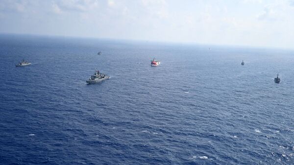 Navio de pesquisa da Turquia, Oruc Reis (em vermelho e branco), está cercado por navios da marinha turca enquanto se dirige para o oeste de Antalya, no Mediterrâneo, Turquia, 10 de agosto de 2020 - Sputnik Brasil