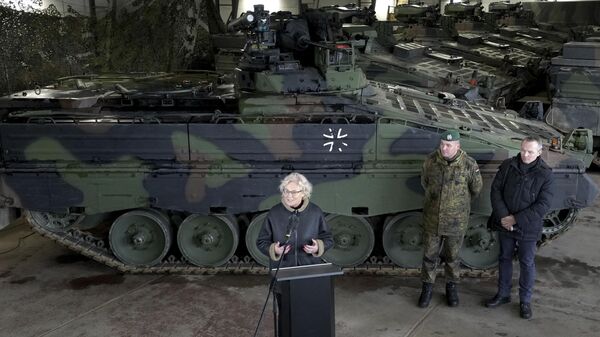 A ministra da Defesa alemã, Christine Lambrecht, discursa durante a apresentação do veículo blindado Marder no quartel Erzgebirgskaserne em Marienberg, leste da Alemanha, 12 de janeiro de 2023 - Sputnik Brasil