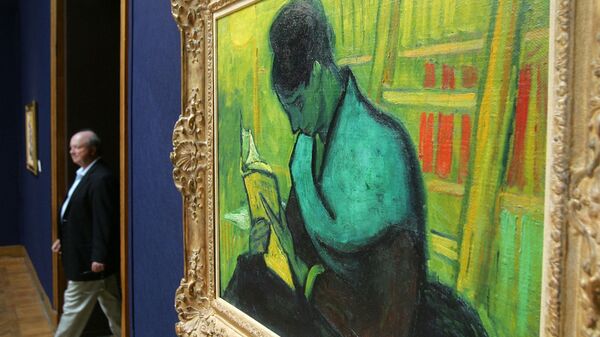 Nesta foto de arquivo tirada em 17 de junho de 2005, um homem passa por Une liseuse de romans de Vincent Van Gogh, durante uma prévia do leilão de arte impressionista e moderna da Christie's em Londres - Sputnik Brasil