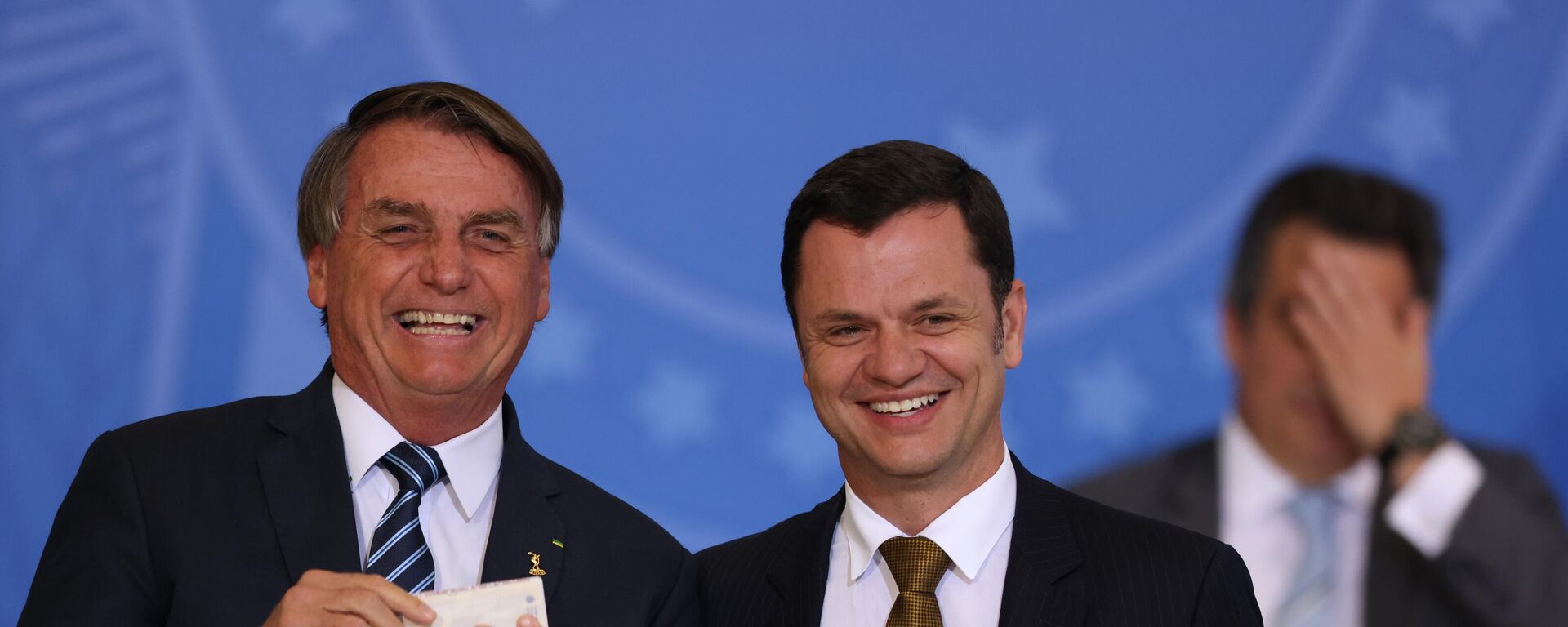 O ex-presidente Jair Bolsonaro (PL) e o ex-ministro da Justiça, Anderson Torres, durante solenidade no Palácio do Planalto, em 27 de junho de 2022 - Sputnik Brasil, 1920, 13.01.2023