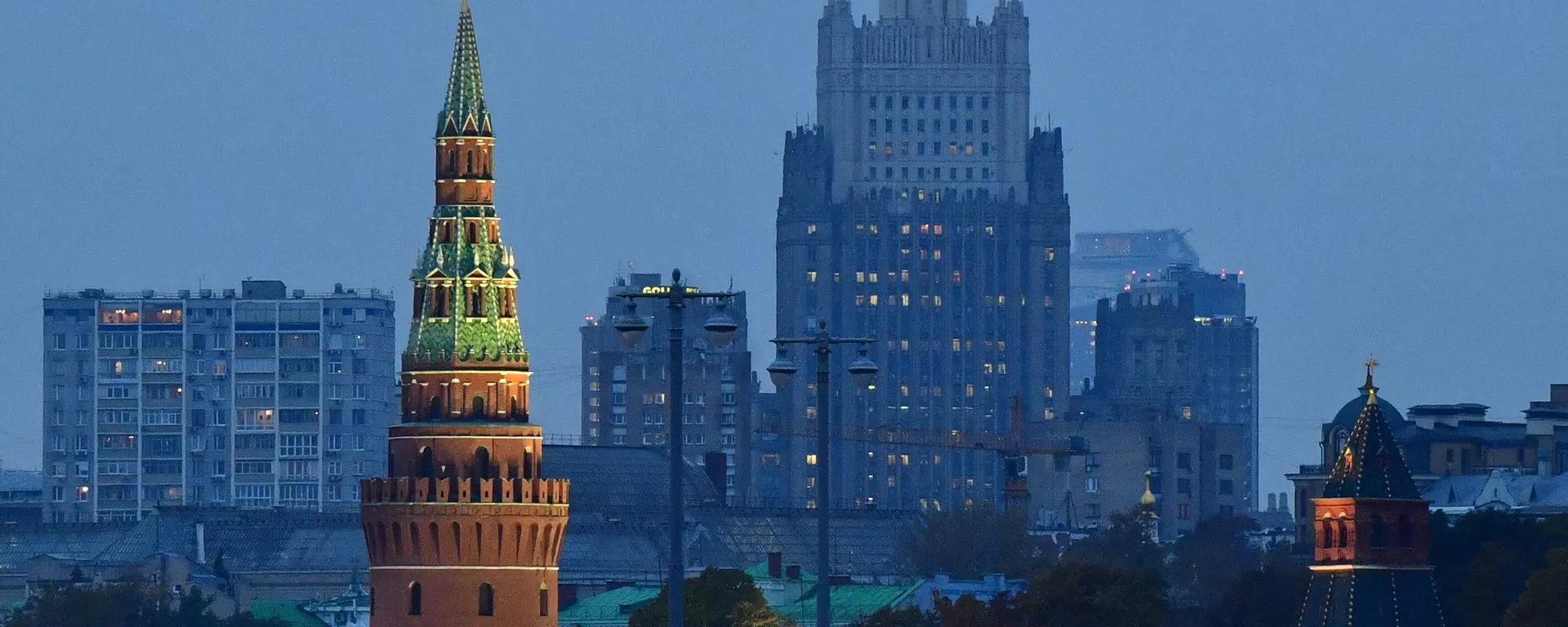 Torres do Kremlin com a sede do Ministério das Relações Exteriores da Rússia ao fundo, em Moscou - Sputnik Brasil, 1920, 26.07.2024