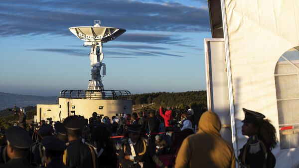 Pessoas assistem ao lançamento do primeiro microssatélite da Etiópia (ETRSS-1) no Observatório Entoto, nos arredores da capital Adis Abeba (foto de arquivo) - Sputnik Brasil