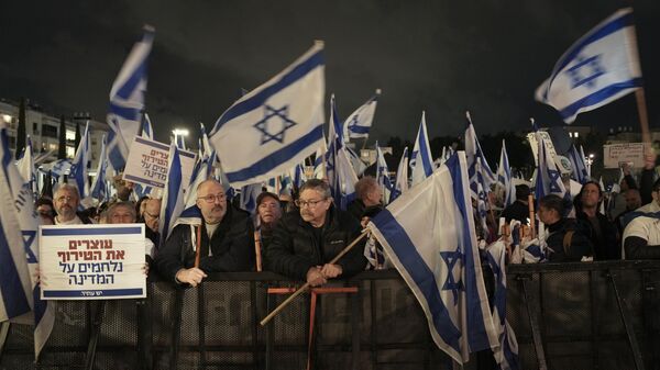 Israelenses protestam contra os planos do governo de reformar o sistema jurídico do país. Tel Aviv, Israel, 14 de janeiro de 2023 - Sputnik Brasil