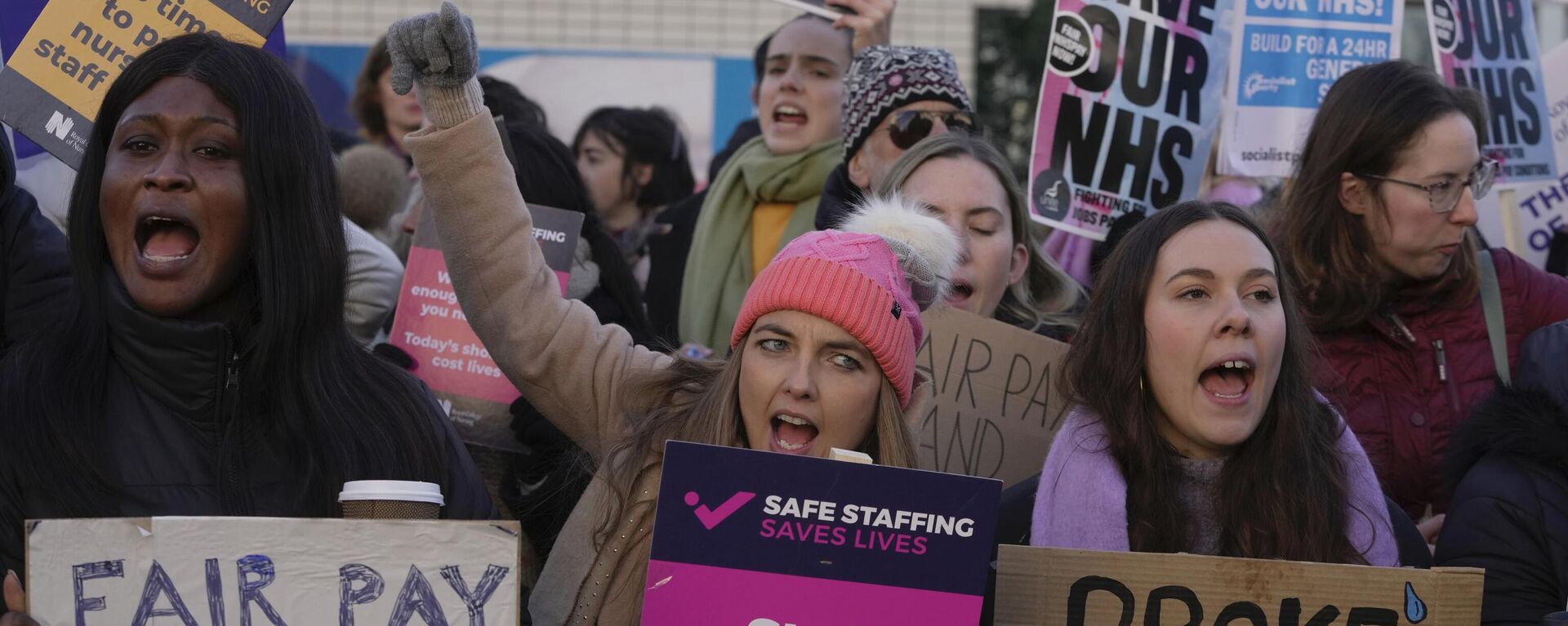 Enfermeiros participam de um protesto por reajuste salarial do lado de fora do Hospital St. Thomas, em Londres. Reino Unido, 15 de dezembro de 2022 - Sputnik Brasil, 1920, 15.01.2023