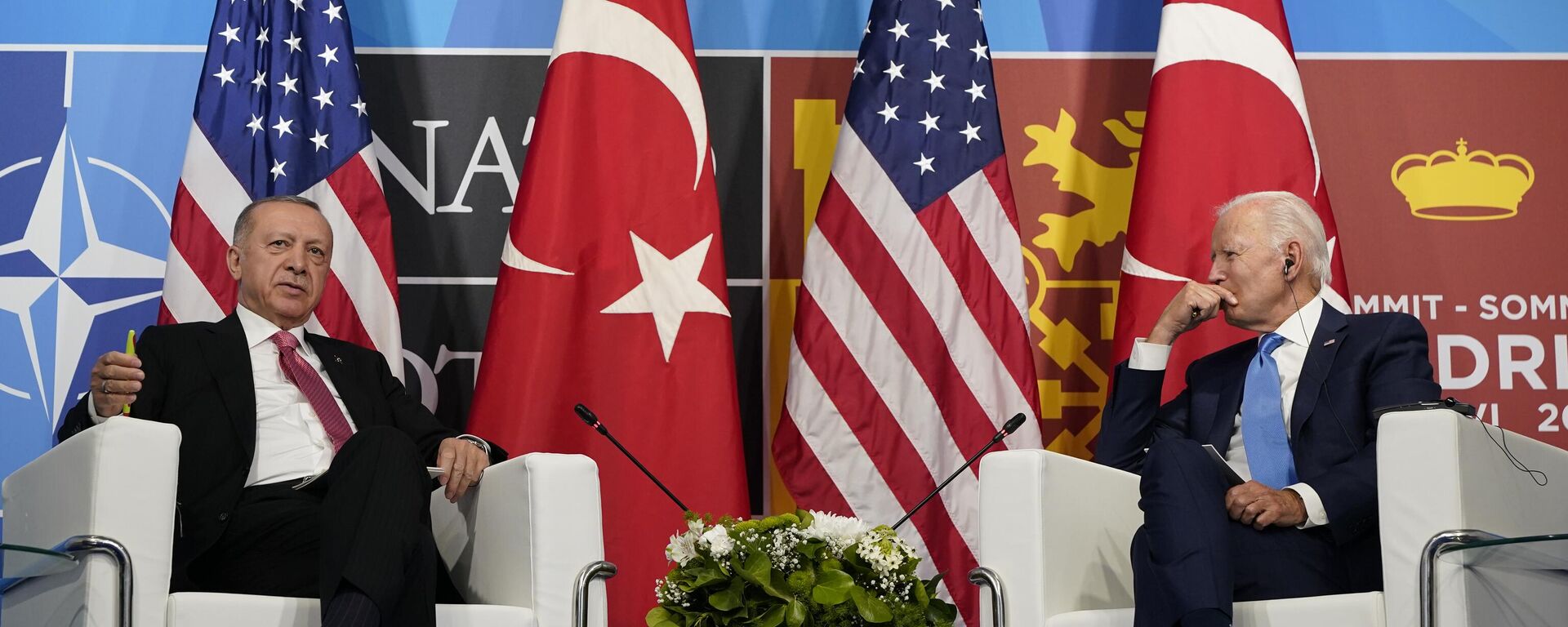 O presidente Joe Biden (D) em encontro com o presidente da Turquia, Recep Tayyip Erdogan (E) durante a cúpula da OTAN em Madri, 29 de junho de 2022 - Sputnik Brasil, 1920, 28.04.2024