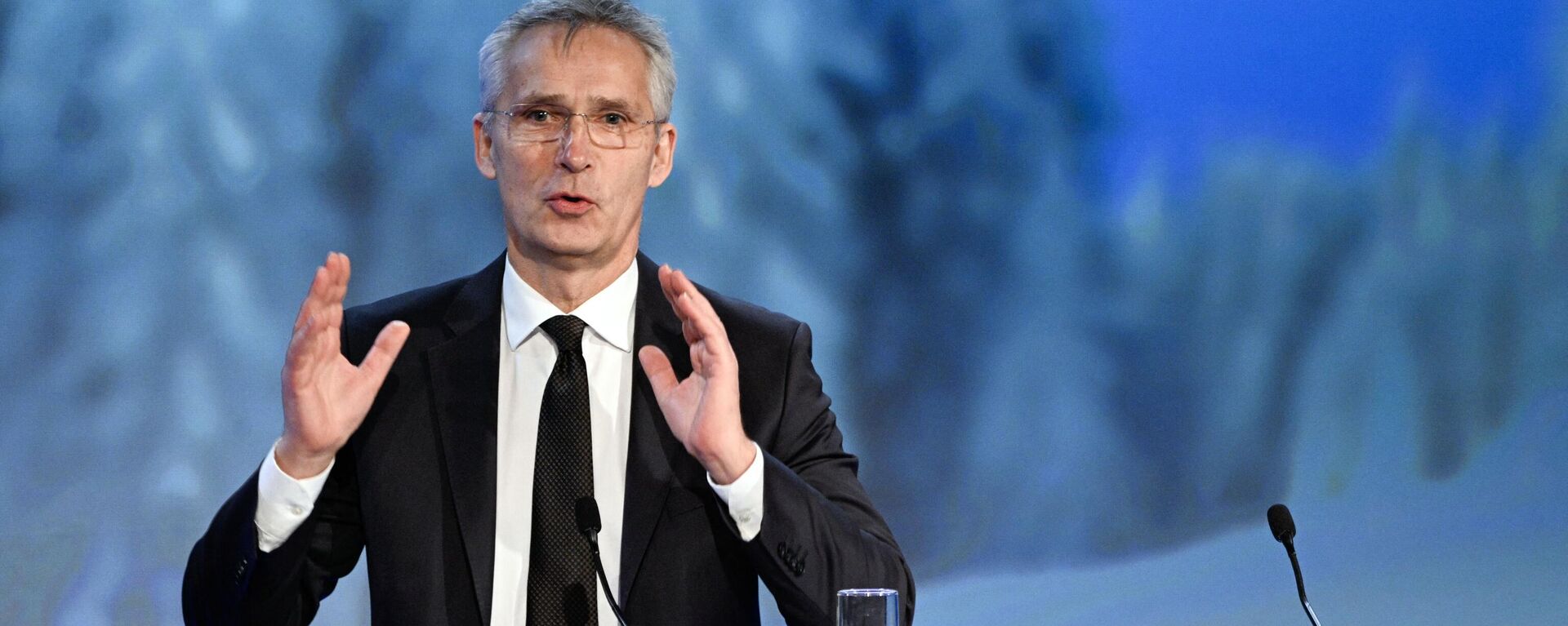 O secretário-geral da OTAN, Jens Stoltenberg, faz um discurso na Conferência anual de Sociedade e Defesa em Salen, Suécia, 8 de janeiro de 2023 - Sputnik Brasil, 1920, 01.02.2023