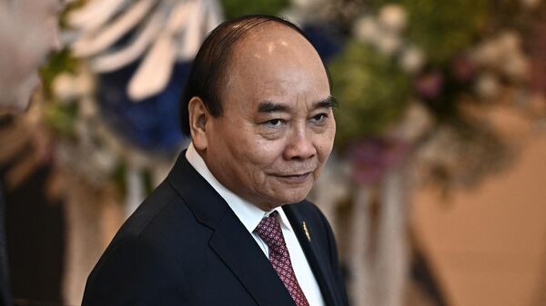 O então presidente do Vietnã, Nguyen Xuan Phuc, chega para participar do evento Diálogo dos Líderes da APEC com o Conselho Consultivo Empresarial (ABAC, na sigla em inglês) durante a cúpula de Cooperação Econômica Ásia-Pacífico (APEC, na sigla em inglês) em Bangkok, 18 de novembro de 2022 - Sputnik Brasil