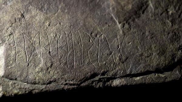 Visão detalhada tirada em Oslo mostra inscrições em uma rocha de arenito, que se acredita ser a pedra rúnica mais antiga do mundo, inscrita há quase 2.000 anos, tornando-a várias centenas de séculos mais antiga que as primeiras conhecidas, 17 de janeiro de 2023 - Sputnik Brasil