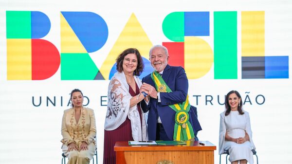 Nísia Trindade toma posse como ministra da Saúde ao lado do presidente Luiz Inácio Lula da Silva (PT). Brasília (DF), 2 de janeiro de 2023 - Sputnik Brasil