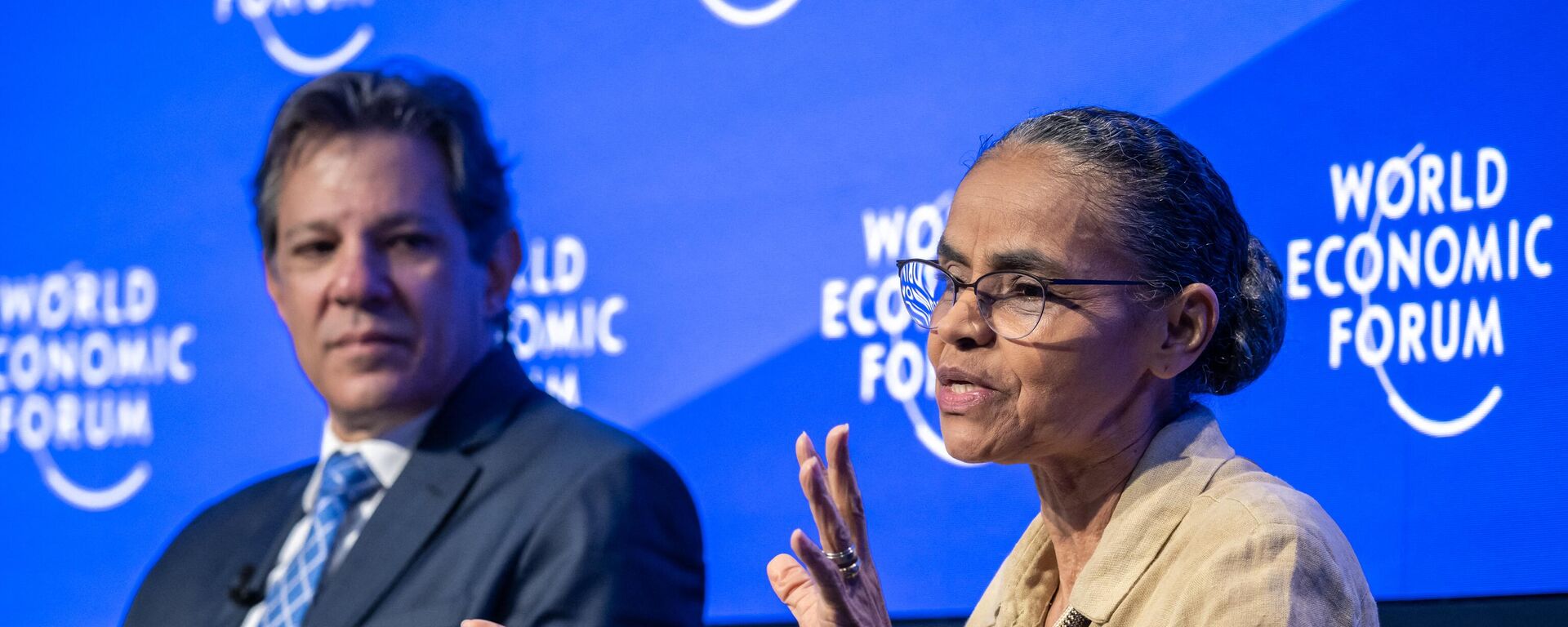 A nova ministra do Meio Ambiente do Brasil, Marina Silva (R), gesticula ao lado do novo ministro da Fazenda do Brasil, Fernando Haddad, durante uma sessão da reunião anual do Fórum Econômico Mundial (WEF) em Davos, em 17 de janeiro de 2023 - Sputnik Brasil, 1920, 17.01.2023