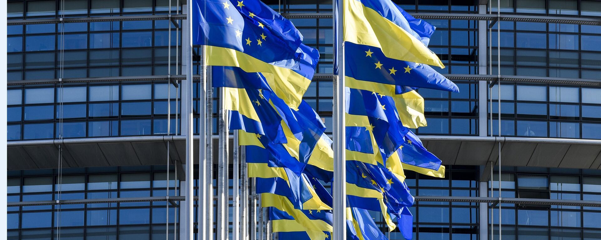 Bandeiras da Europa e da Ucrânia tremulam do lado de fora do Parlamento Europeu, Estrasburgo, leste da França, 8 de março de 2022 - Sputnik Brasil, 1920, 30.01.2023