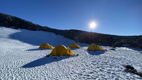 Uma pesquisadora do Instituto Federal de Tecnologia ETH Zurich, junto com cientistas da Bélgica e dos EUA, descobriu um meteorito de 7,6 quilos na Antártica - Sputnik Brasil