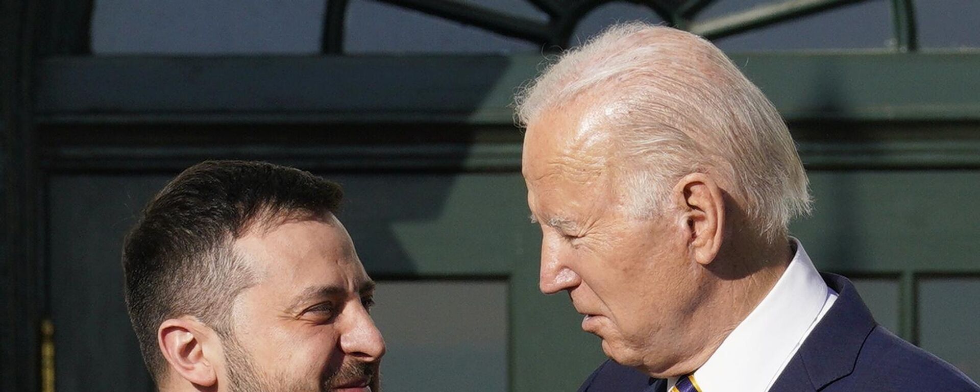 Presidente ucraniano, Vladimir Zelensky (à esquerda) sorri para seu homólogo norte-americano, Joe Biden, durante visita à Casa Branca. Washington, EUA, 21 de dezembro de 2022 - Sputnik Brasil, 1920, 01.05.2023